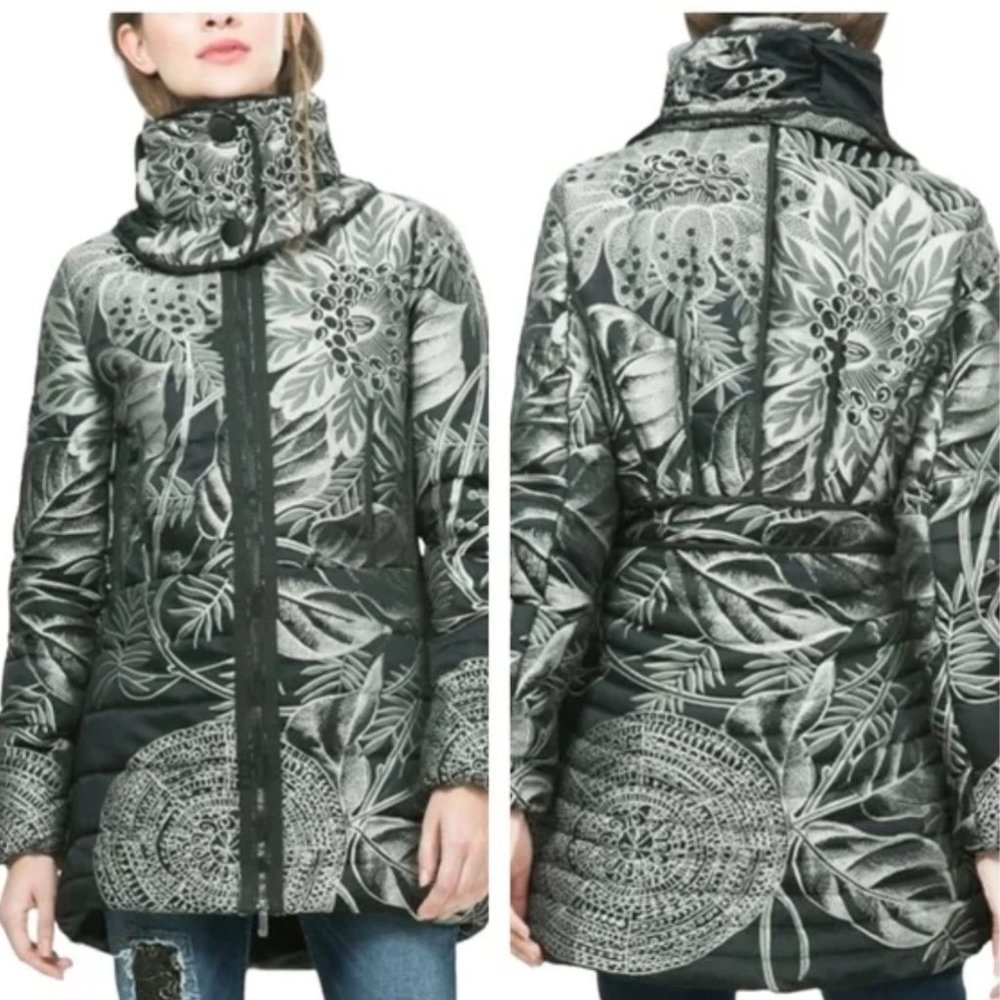 Desigual | Black & White Floral
Zip Puffer Coat - Women, In Excellent Condition